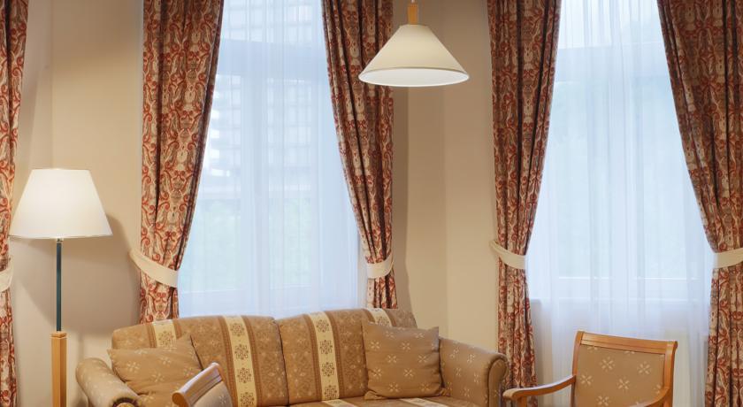 Hotel Pavlov การ์โลวีวารี ภายนอก รูปภาพ