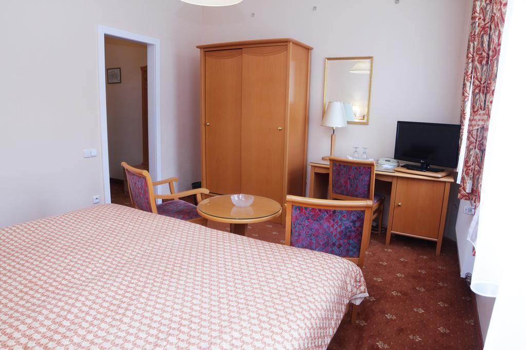 Hotel Pavlov การ์โลวีวารี ภายนอก รูปภาพ