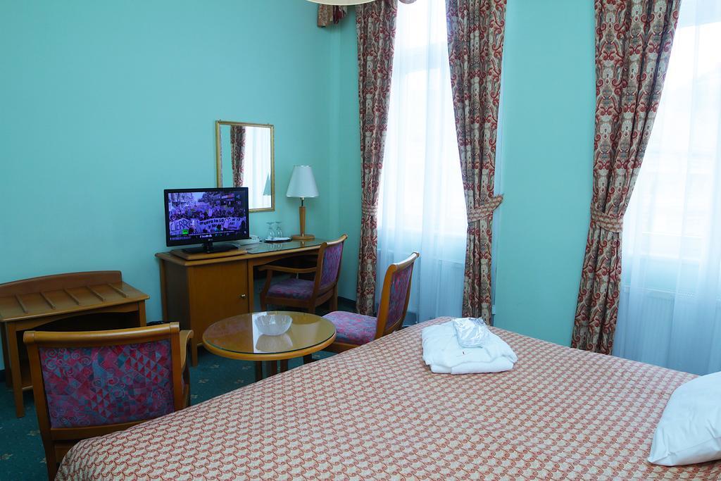 Hotel Pavlov การ์โลวีวารี ภายนอก รูปภาพ