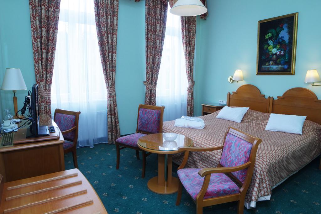 Hotel Pavlov การ์โลวีวารี ภายนอก รูปภาพ
