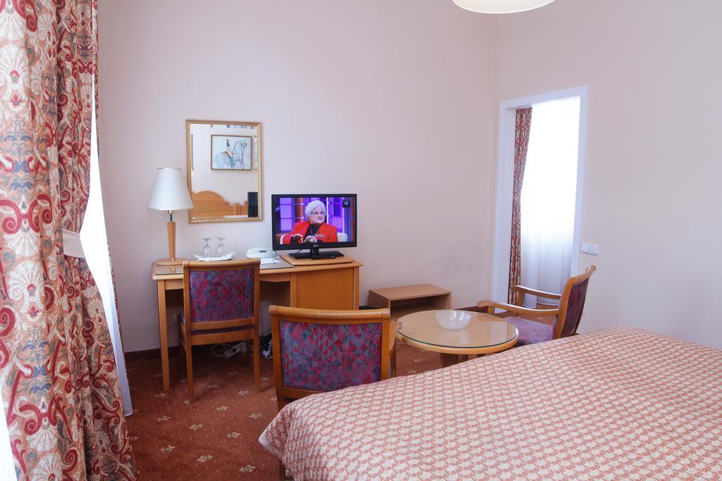 Hotel Pavlov การ์โลวีวารี ภายนอก รูปภาพ