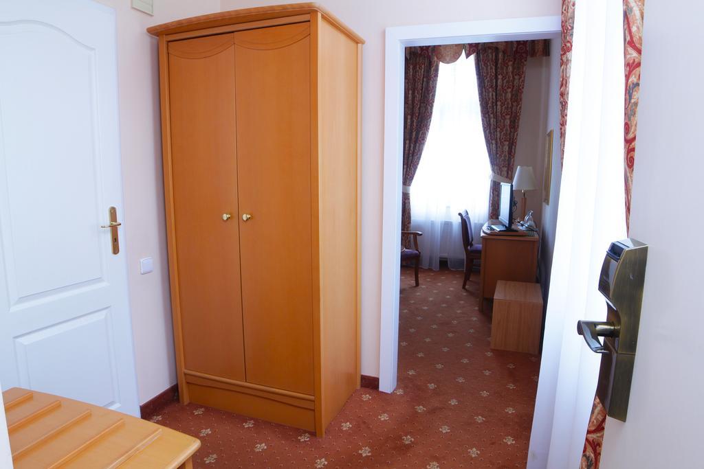 Hotel Pavlov การ์โลวีวารี ภายนอก รูปภาพ
