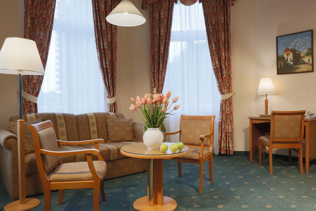 Hotel Pavlov การ์โลวีวารี ภายนอก รูปภาพ