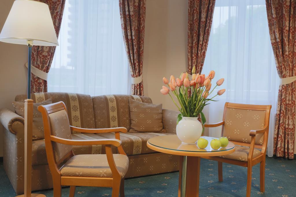 Hotel Pavlov การ์โลวีวารี ภายนอก รูปภาพ
