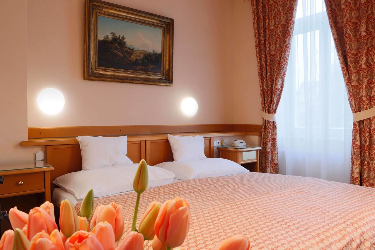Hotel Pavlov การ์โลวีวารี ภายนอก รูปภาพ